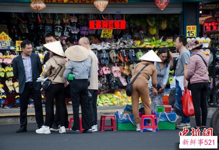 图为“跨国上班族”向游客兜售越南商品。　翟李强 摄