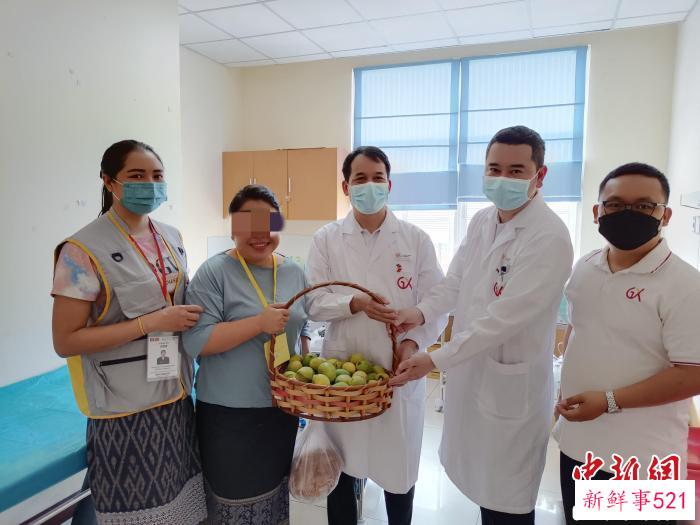 手术成功后，患者家属给广西医疗队送来自家种植的芒果表示感谢。　黄惠滢 摄