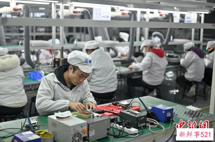 广西(钟山)东融声谷产业园内，工人在组装蓝牙耳机。　俞靖 摄