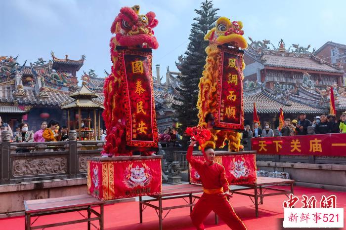 中国五大关庙关公文化交流首发仪式上的舞狮表演。　孙虹 摄