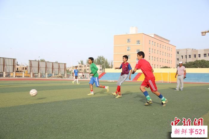 喀什足球群众基础好，大家都喜欢踢球。　刘梦馨 摄