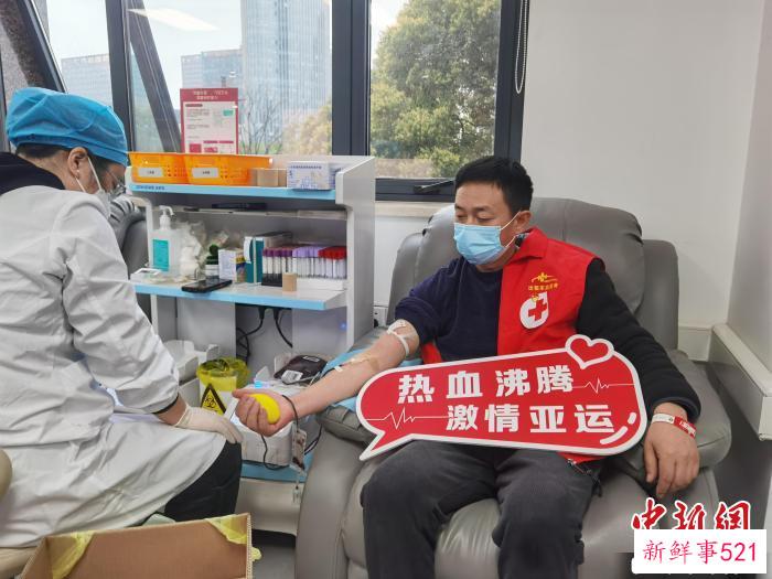“的哥”参与无偿献血。　浙江省红十字会供图