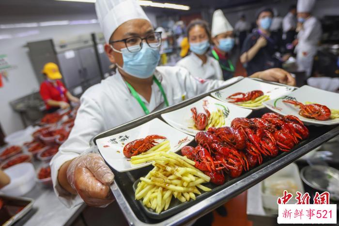 截至去年，“盱眙龙虾”品牌价值已达306.5亿元，连续7年蝉联全国地理标志产品区域品牌水产类榜首。　泱波 摄
