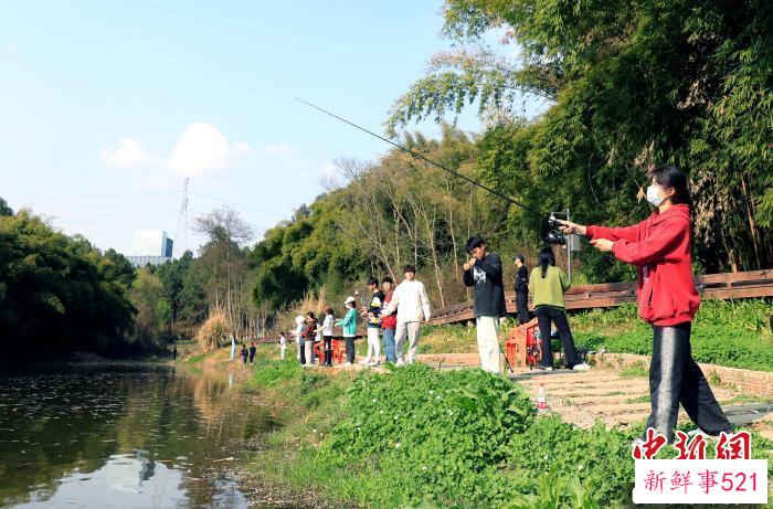 四川旅游学院学生正在进行路亚作钓练习。　王磊 摄