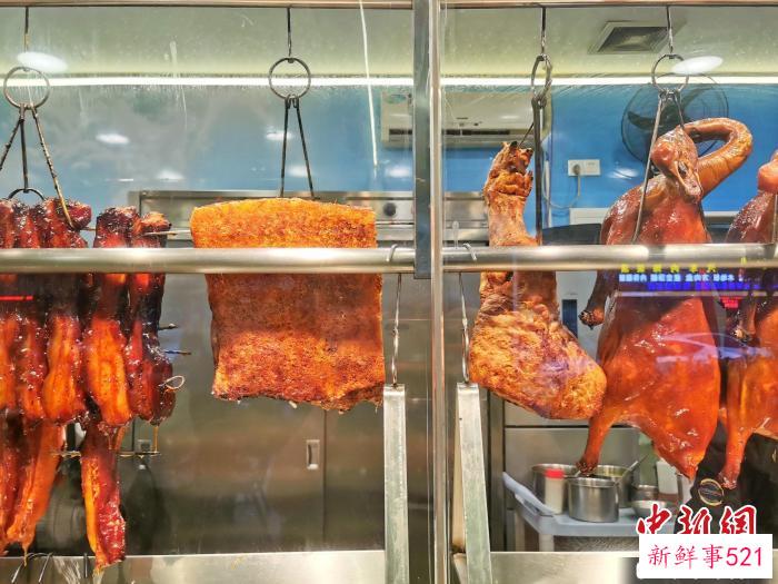 台山市台城乐兴餐厅每日晚饭限量供应的咸香烧猪手 李晓春 摄