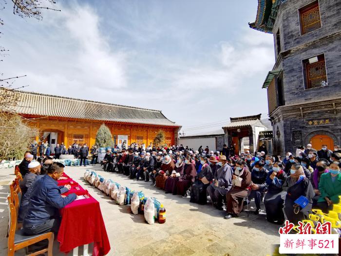 图为黄南藏族自治州更登桑布慈善协会捐赠现场。　张添福 摄