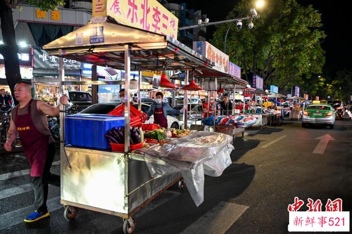 珠海夏湾夜间特色小吃街开市在即，商贩们拉着小推车快步有序入场 陈骥旻 摄