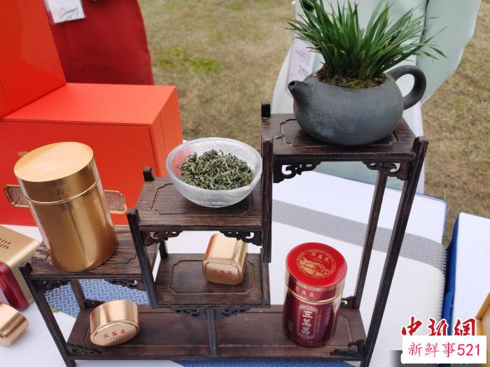 琳琅满目的碧螺春茶产品引众人关注。　钟升 摄