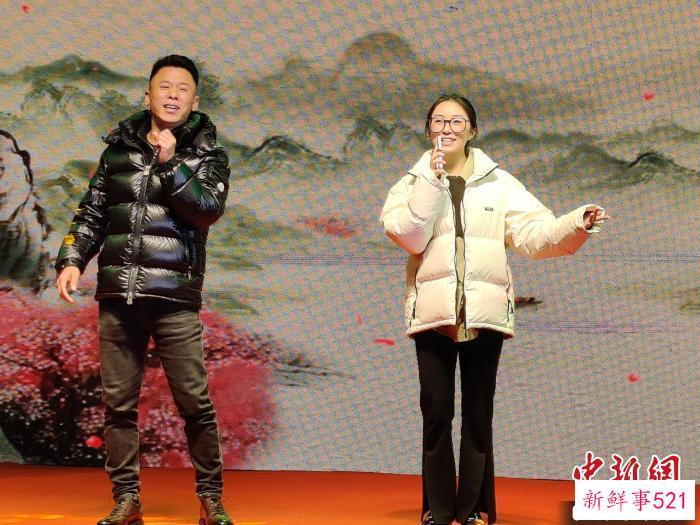 图为：第四届福州语歌曲推新人唱作大赛之总决赛正式开始前，选手在彩排。　叶秋云 摄