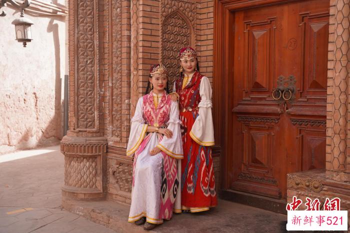图为两名游客在喀什古城旅拍。　杨韬 摄