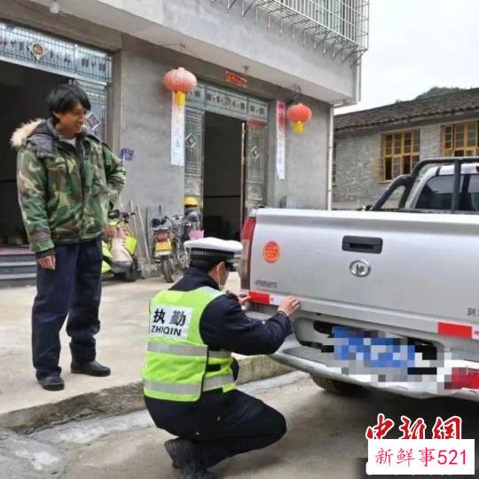 交警为农用车免费张贴反光贴。　屏南县公安局 供图