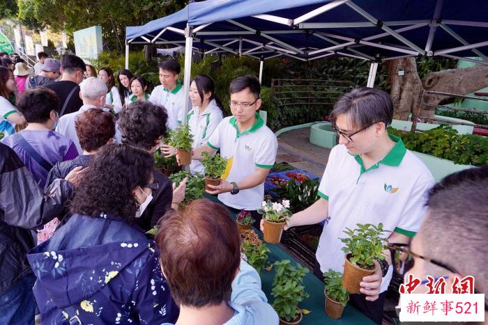 第四十二届澳门绿化周18日揭幕，当日进行了深受市民喜爱的派送植物活动。　澳门特区政府市政署供图