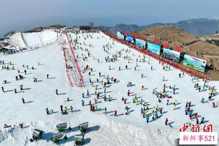 春节期间众多游客在百里荒滑雪场享受冰雪运动的乐趣。(资料图) 秦先寿 摄