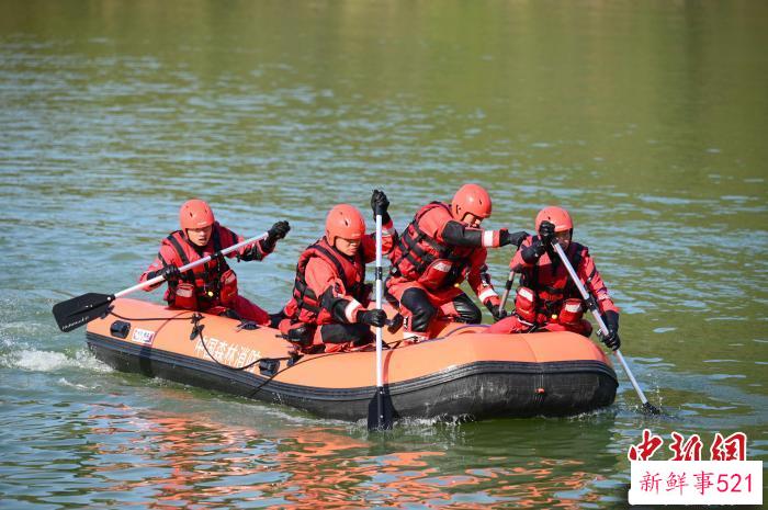 水上救援行动。　福建省森林消防总队南平支队 摄
