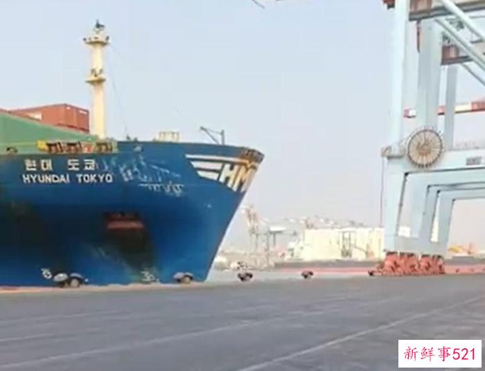 高雄港一艘7.4万吨货轮直撞码头 岸边水泥裂开无人受伤