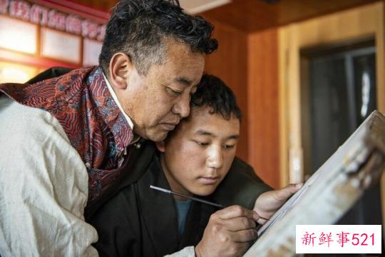 西藏日喀则：唐卡绘就五彩前程