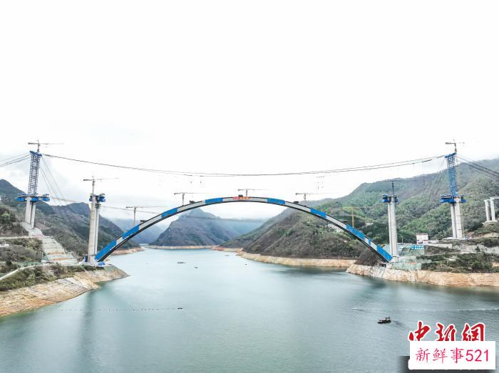 3月19日，航拍位于广西河池市天峨县的天峨龙滩特大桥建设现场。　陈冠言 摄