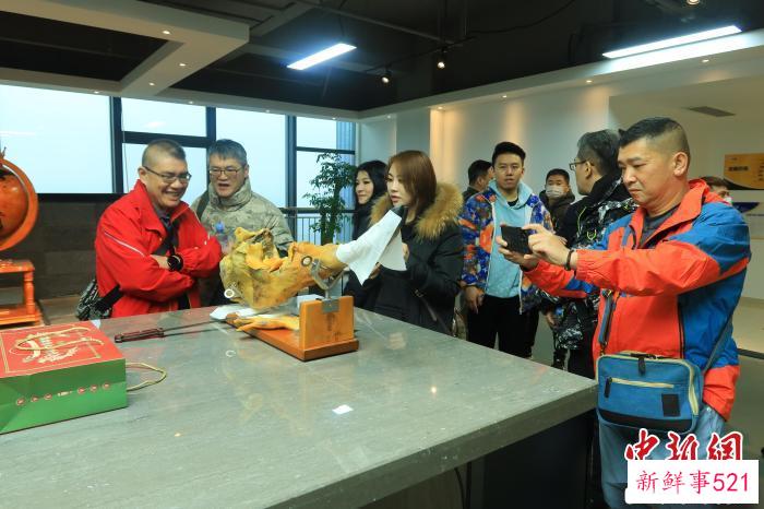 活动期间，多位台胞走进当地一家供应链公司。　董易鑫 摄