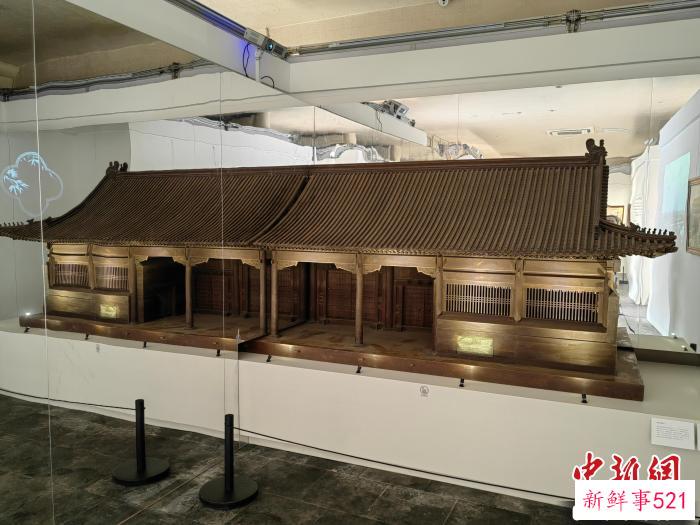 借助镜像手法呈现完整的北京西安门模型 应妮 摄