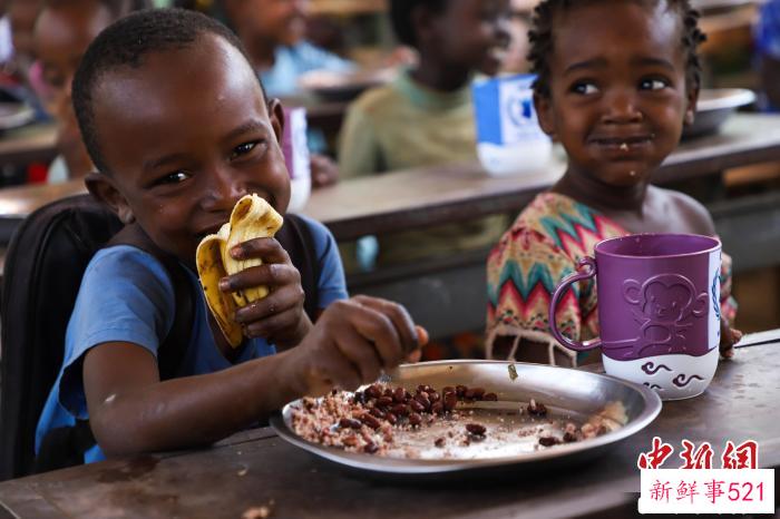 埃塞俄比亚一小学的学生们正在享用午餐。　WFP/Michael Tewelde　摄