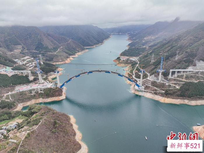 3月19日，航拍位于广西河池市天峨县的天峨龙滩特大桥建设现场。　陈冠言 摄