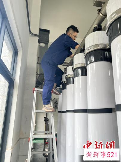 图为吴宇韬在修复污水处理系统设备。　林馨 摄