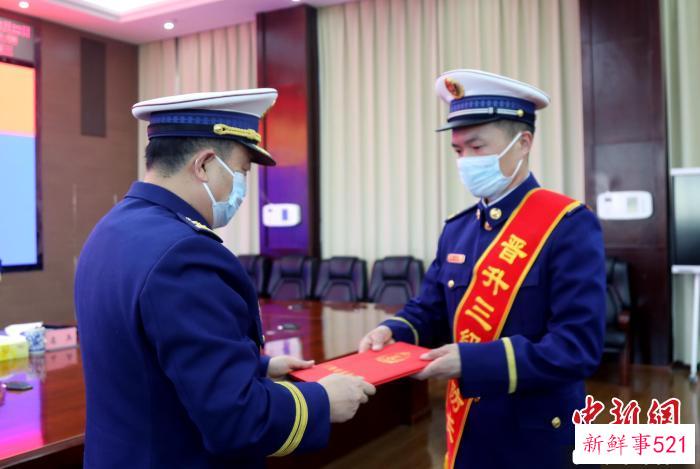 3月22日，颁发晋升命令状。　西藏森林消防总队供图