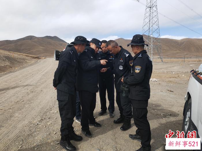 图为搜救人员研究搜救方案。　青海省格尔木市公安局供图