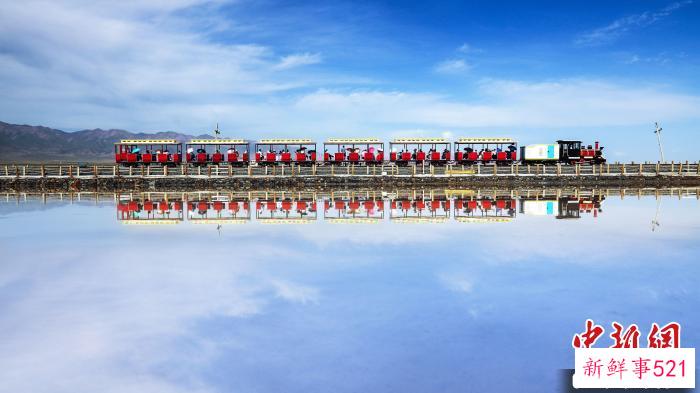 图为茶卡盐湖上的小火车。(资料图) 王生荣 摄