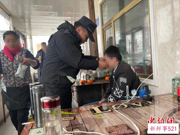 图为搜救人员为秦某某提供氧气食物。　青海省格尔木市公安局供图