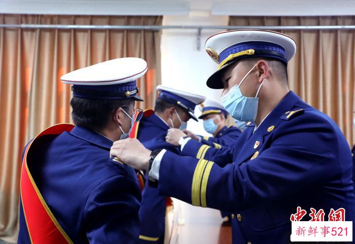 3月22日，分会场更换消防救援衔标识。　西藏森林消防总队供图