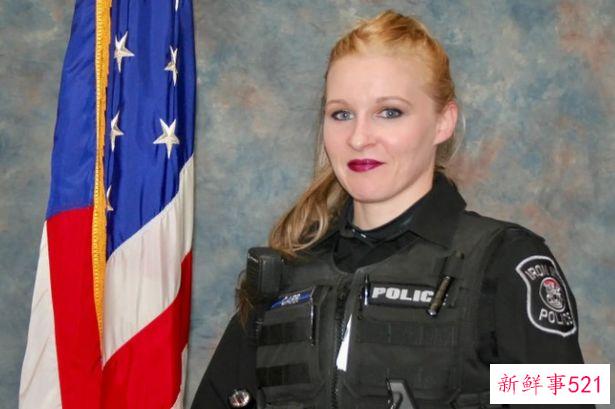 美国一女警察入职仪式竟是被迫与同事进行口交