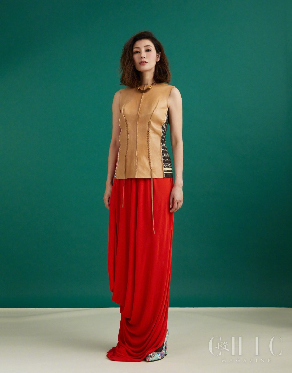 李嘉欣红色紧身皮大衣性感优雅成熟时尚写真