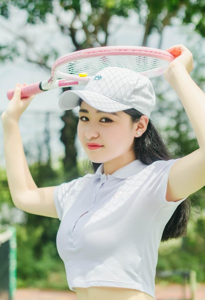 白嫩圆脸mm高清打网球时尚写真图片