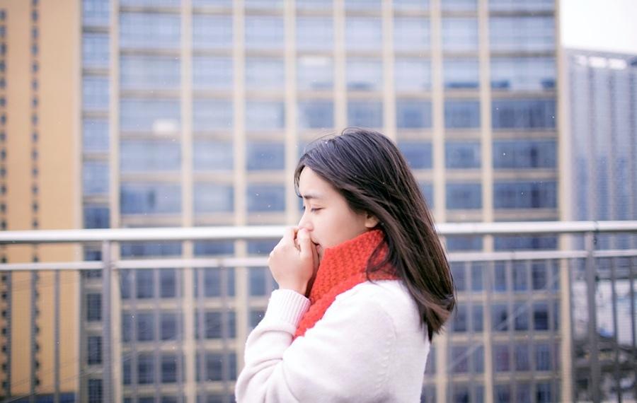 清纯妹子冬季阳台可爱气质白皙时尚写真