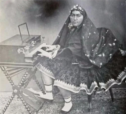 19世纪，波斯女性以壮硕为美，眉毛相连，胡子浓密才是男性的女神