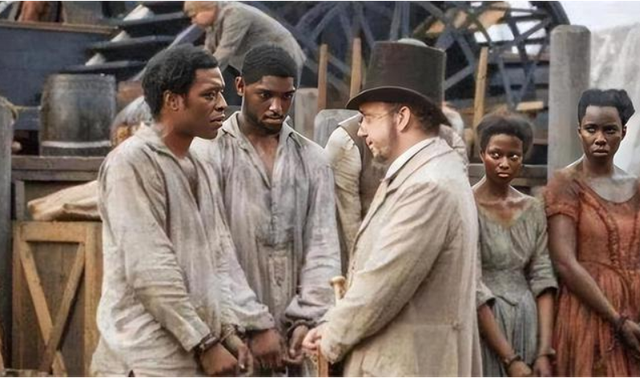 黑奴贸易时，白人为啥要把黑人衣服扒个精光，连遮羞布也不舍得给