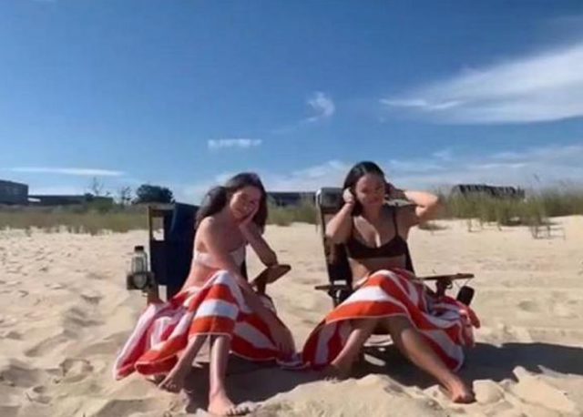 邓文迪18岁大女儿晒沙滩照，穿比基尼身材火辣美过妈妈