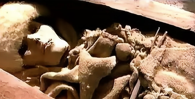 新疆挖掘出4000年前“睡美人”，皮肤吹弹可破，复原图惊艳四方