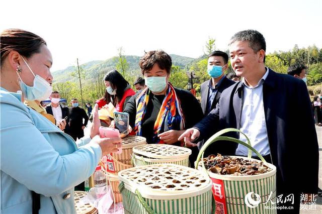 湖北女县委书记直播代言农产品 百万网友围观