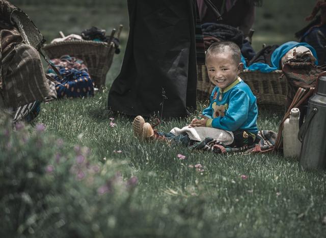 藏族人民的幸福周末生活，他们在草原上野餐跳舞打牌喝酒