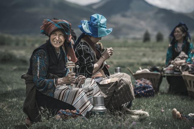 藏族人民的幸福周末生活，他们在草原上野餐跳舞打牌喝酒