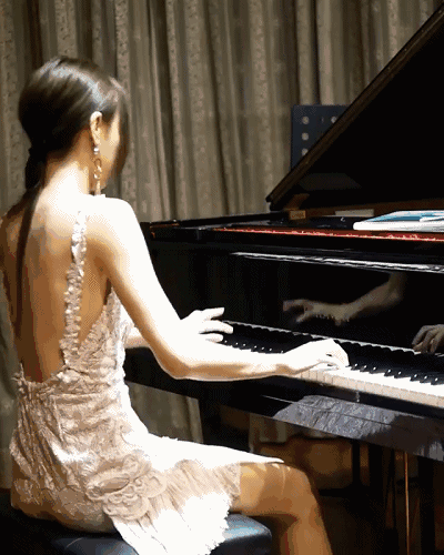 集美貌，才华与身材于一身的美女钢琴师健身起来也太性感了吧！