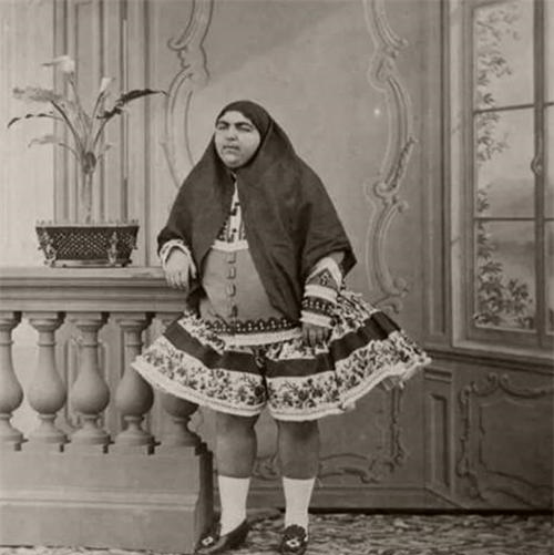 19世纪，波斯女性以壮硕为美，眉毛相连，胡子浓密才是男性的女神