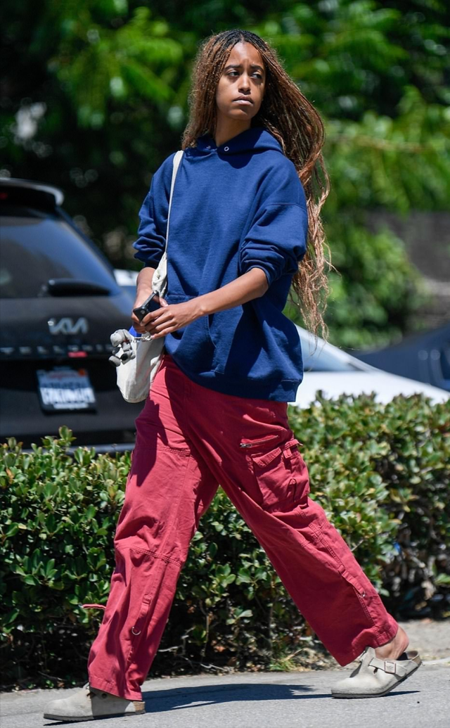 奥巴马24岁大女儿外出好吸睛！穿健身装堪比维密，超模气场太绝了
