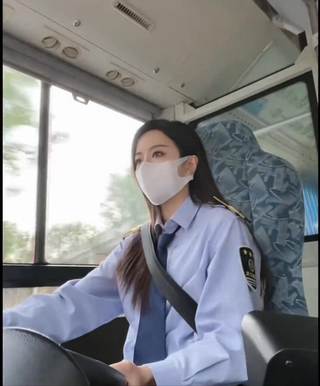 陕西西安一名900路的女公交司机高颜值走红网络：被称为“最美公交女司机”