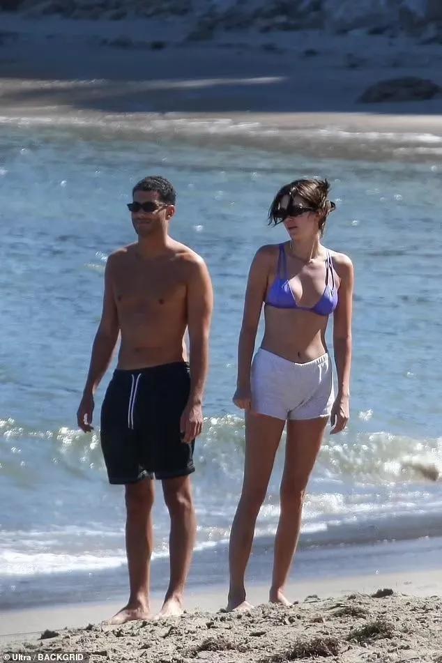 “世界上最昂贵的超模”在海滩上展示苗条的腰长腿和性感的比基尼