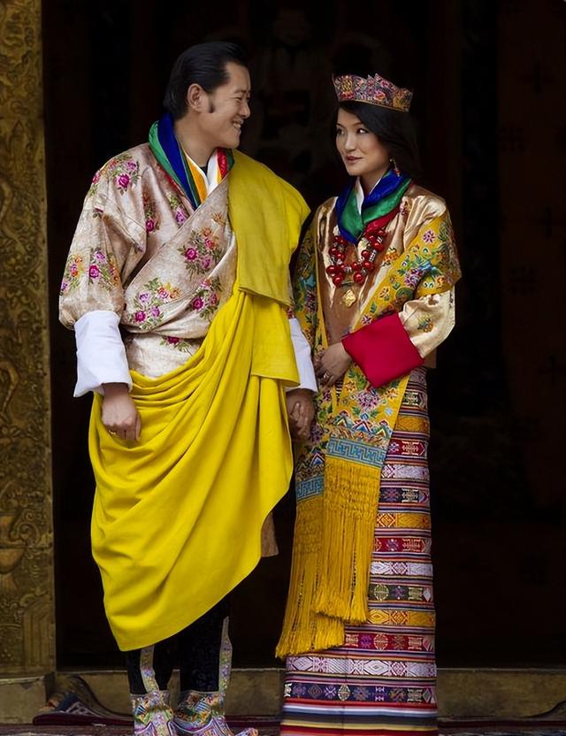 2020年，不丹最美公主嫁入嫂子佩玛家族，穿传统红嫁衣戴牡丹王冠