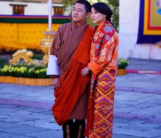 2020年，不丹最美公主嫁入嫂子佩玛家族，穿传统红嫁衣戴牡丹王冠