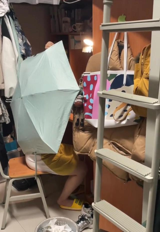 神操作！长沙一高校女生宿舍撑伞脱毛，室友：她怕激光射瞎我们